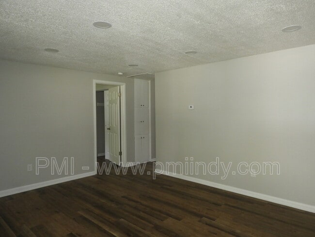 Building Photo - 563 E 107th St