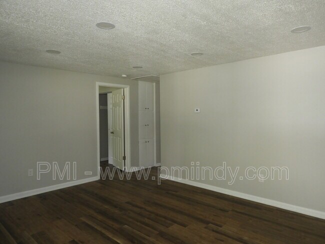 Foto del edificio - 563 E 107th St