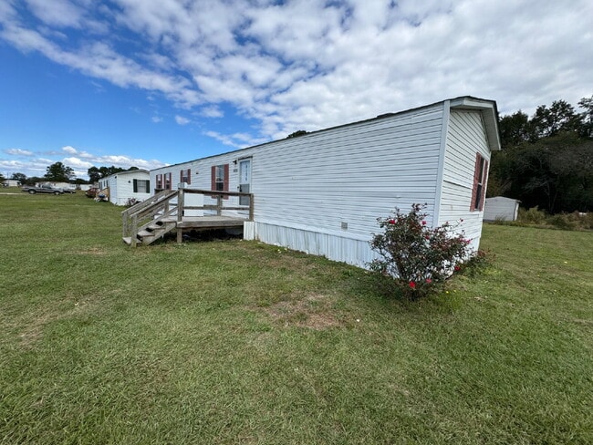 Building Photo - 3 BR | 2 BA Mobile Home in Pikeville *Trash Pick-Up Included*