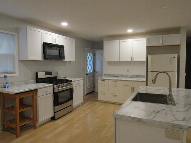 Building Photo - 3626 Oakwood Dr