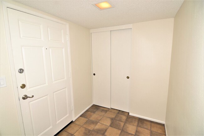 Building Photo - Super Sized Signal Hill Condo with View!