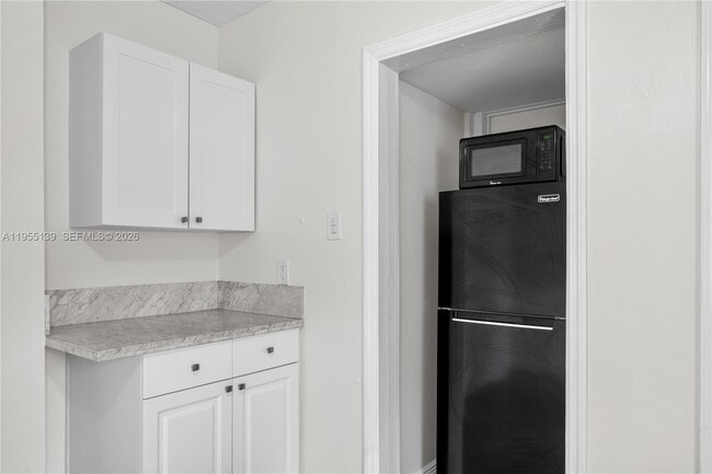 Building Photo - 1041 NE 9th Ave