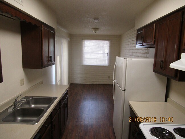 Foto del edificio - 2 Bedroom 2 Bath Duplex!! Taking Applicati...
