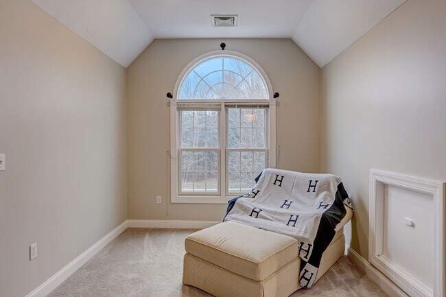 Foto del edificio - 45 Silver Fox Rd