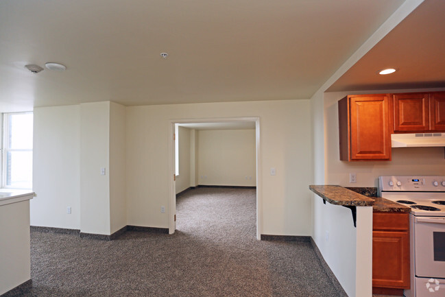 Dining Room - Lincoln Tower Apartments