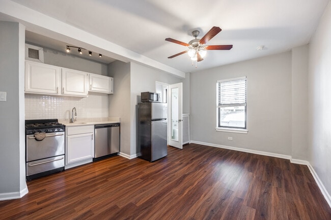 Building Photo - 1140 N La Salle Dr