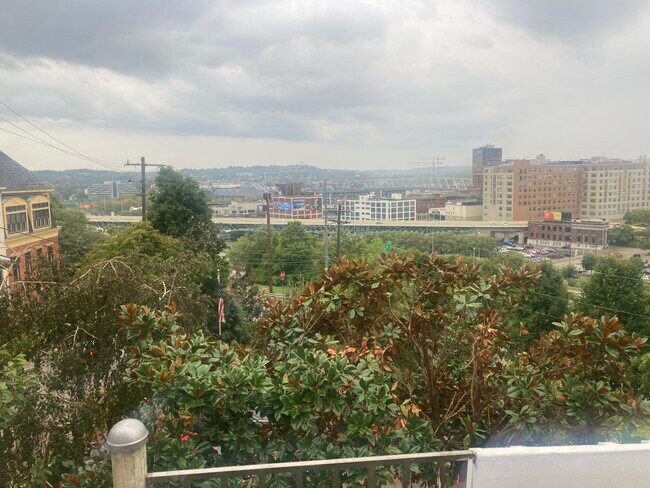 Foto del edificio - 915 Monastery St