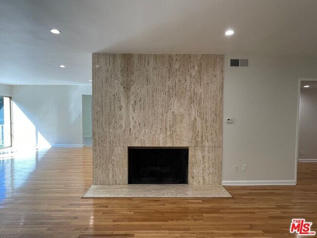 Foto del edificio - 11645 Mayfield Ave