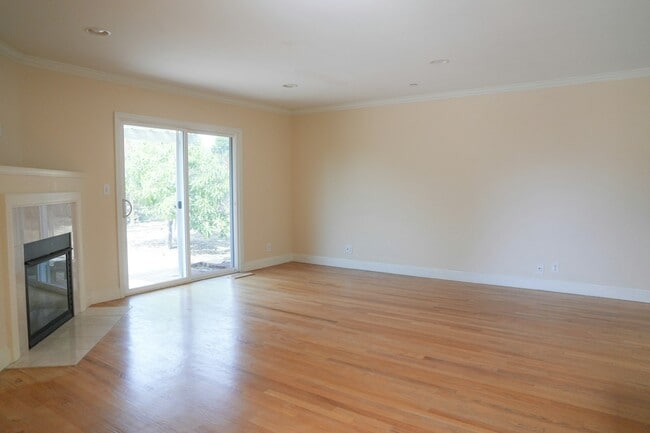 Building Photo - 300 Ridgeway Rd