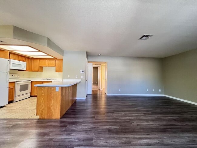 Building Photo - Nice Condo