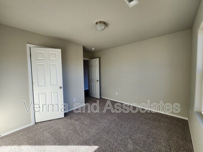 Foto del edificio - 1730 King Rd