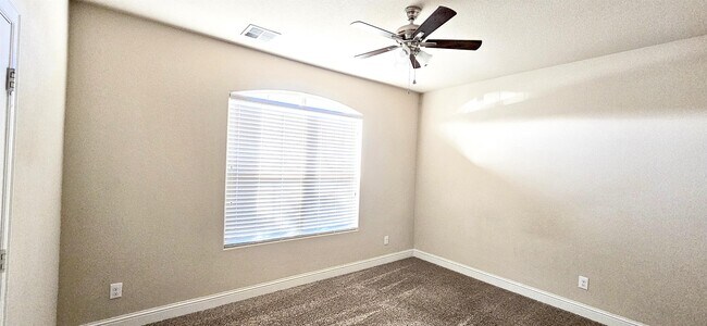 Foto del edificio - 6405 Hall of Fame Blvd