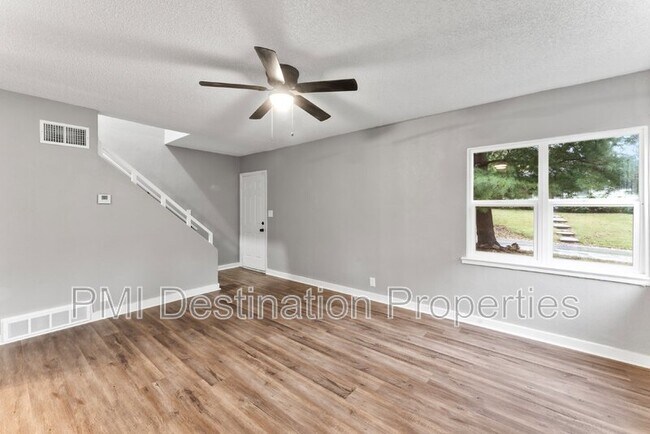 Building Photo - 528 NE 44th Terrace