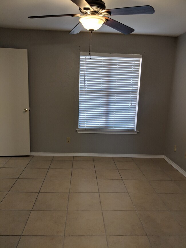 Foto del edificio - 711 Hillcrest Ct