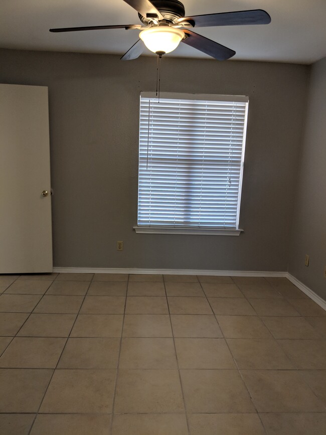Building Photo - 711 Hillcrest Ct