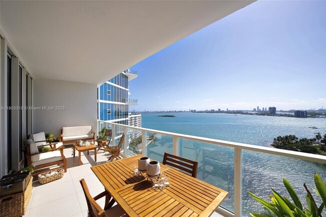 Building Photo - 2020 N Bayshore Dr