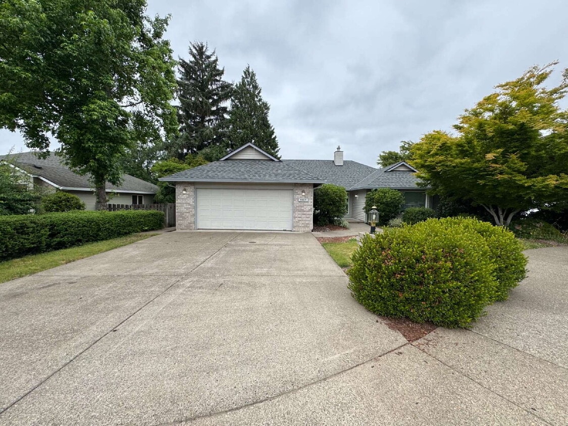 Primary Photo - Spacious Single-level Home in Newer Milwau...