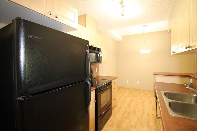 Photo du bâtiment - 5280 Terwillegar Blvd NW