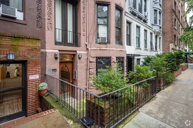 Building Photo - 310 W 89th St