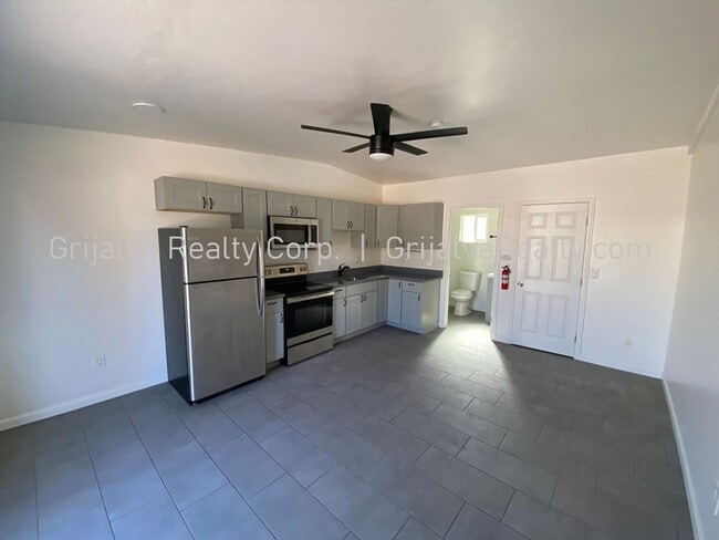 Foto del edificio - 2930 N Winstel Blvd