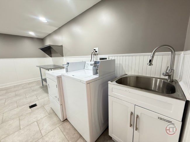 Building Photo - 1952 Ellis Ave