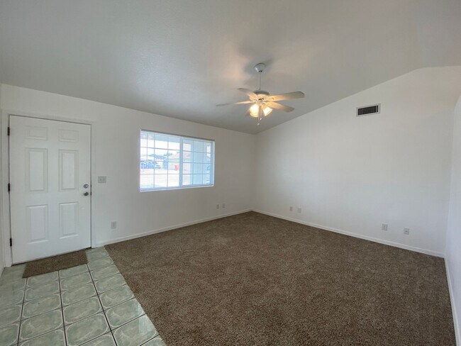 Foto del edificio - Great 3 Bedroom Home in Golden Valley on Pavement!