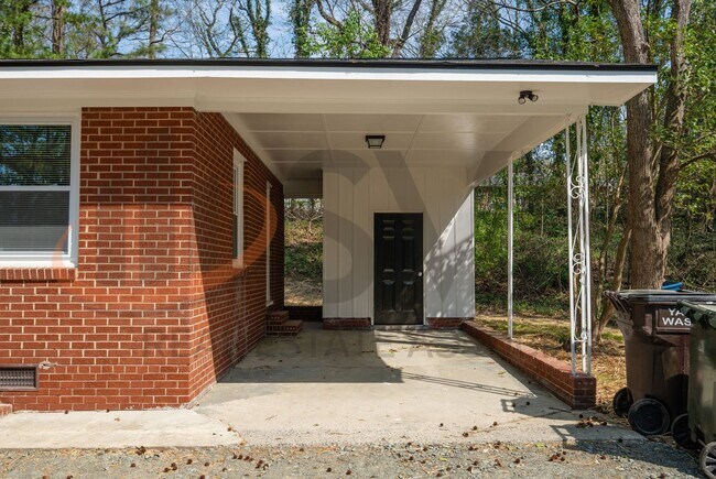 Foto del edificio - Enjoy Modern Living in This Beautifully Updated 3BR, 1.5BA Durham Home!