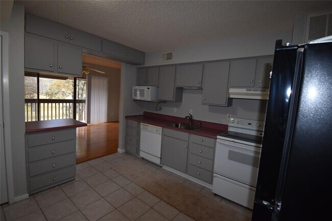 Foto del edificio - 12900 Walden Rd