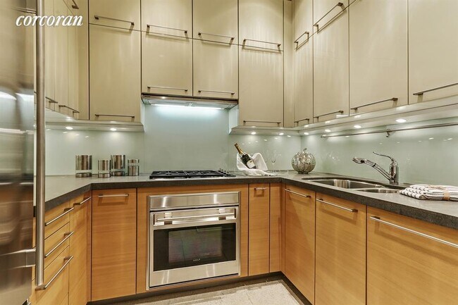 Building Photo - 151 E 58th St
