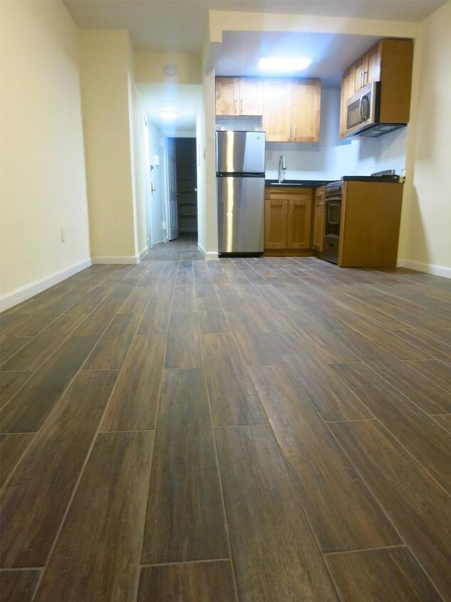 Foto principal - 415 E 73rd St
