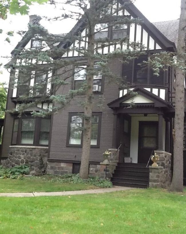 Building Photo - 717 W Huron St