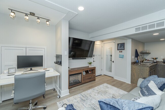 TV and Study Area - Blue Bird Studio - 1012 1st St SW