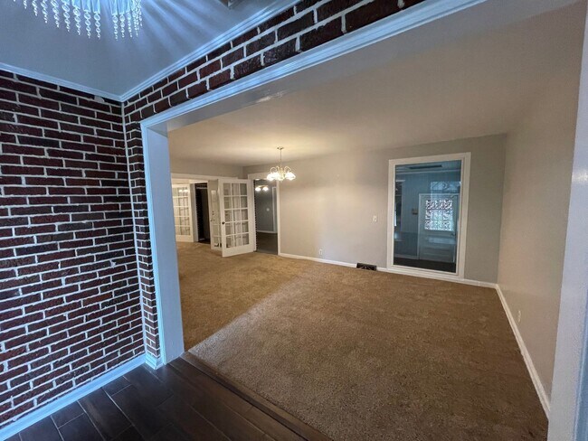 Building Photo - Downtown Nashville Charming Traditional Home
