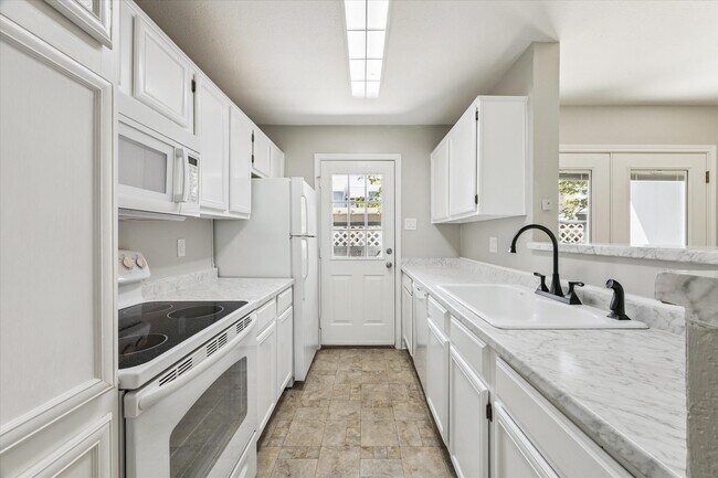 Building Photo - 2323 Fairwind Rd