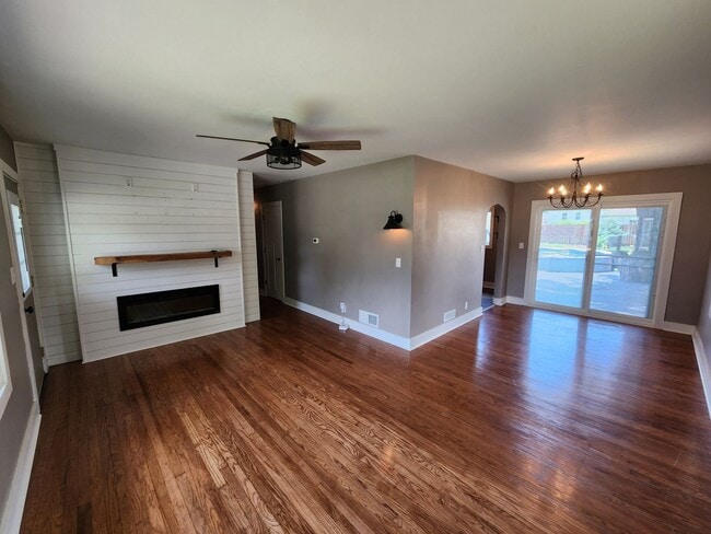 Building Photo - 4 Bedroom in East Moline  MUST SEE!!!