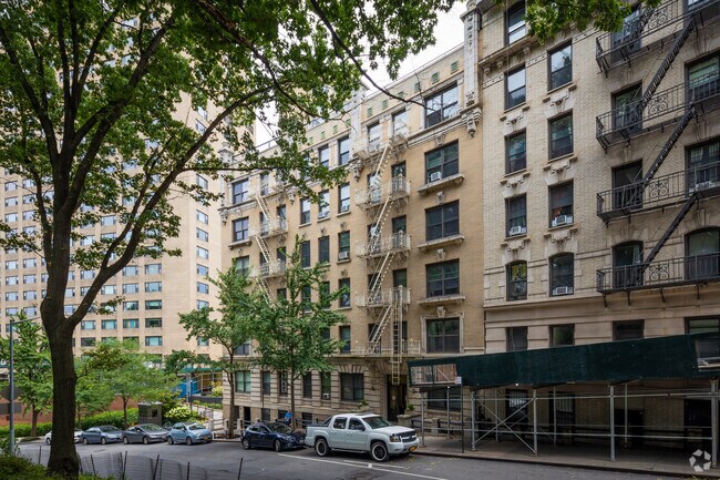 Building Photo - 552 Riverside Dr