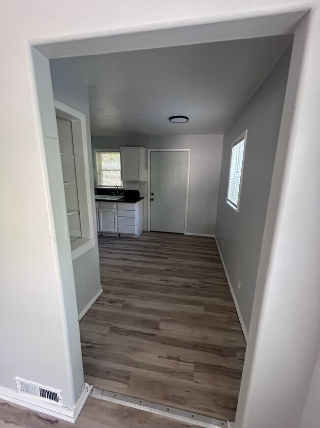 Foto del edificio - 7534 Blanding Dr