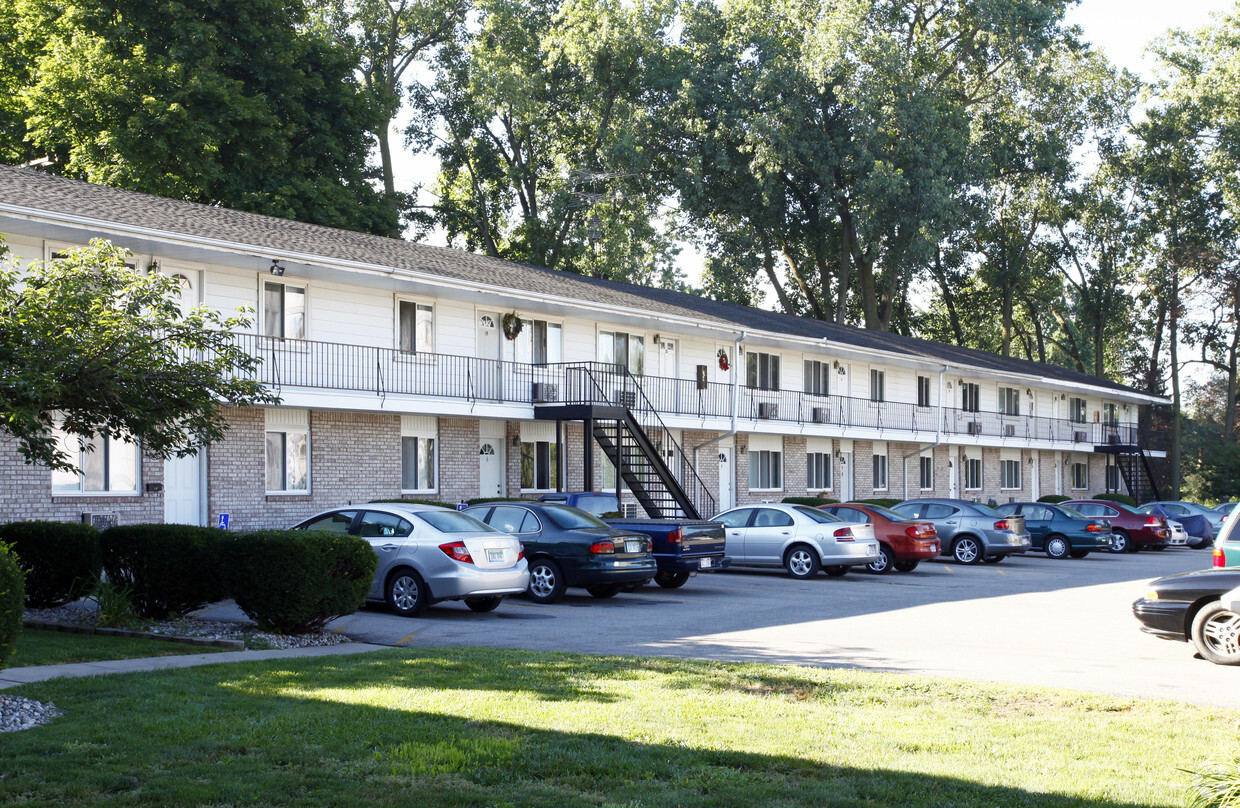 Canterbury Court - Canterbury Court Apartments