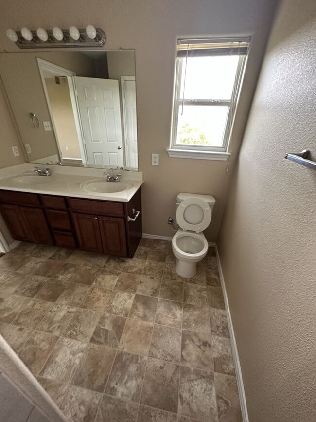 Building Photo - AVAILABLE NOW!