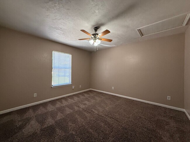 Building Photo - Upstairs Pointe East unit available now!!!