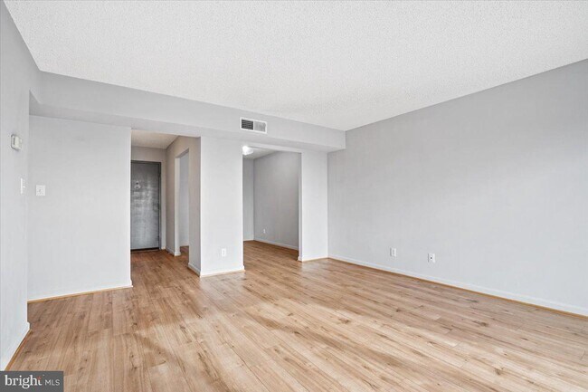 Building Photo - 807 N Howard St