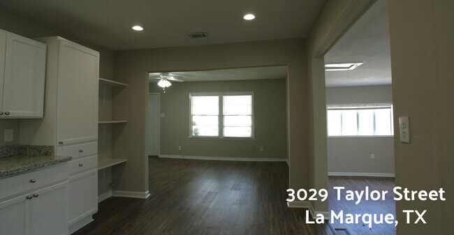 lot's of space to relax or play - 3029 Taylor St
