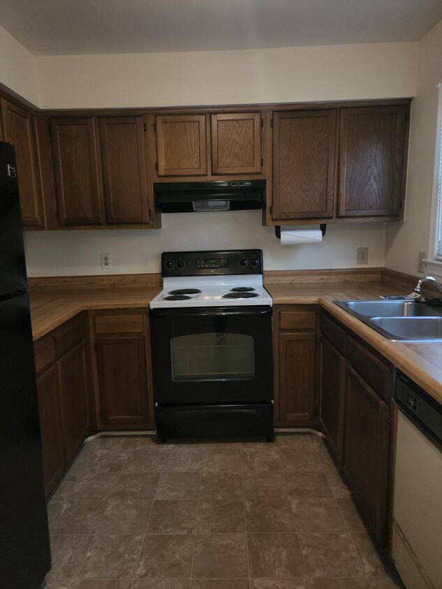 Building Photo - 4005 Reese Dr S