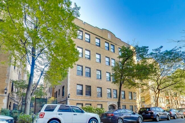 Building Photo - 636 W Waveland Ave