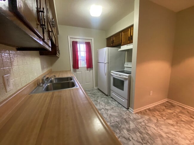 Building Photo - 3BR/1BA/1 car garage - duplex unit