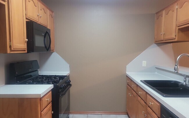 Building Photo - Available Now!  Moore very near Southmoore...