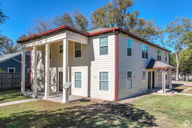 Entrada frontal y lateral - Historic Mobberly Neighborhood Fourplex