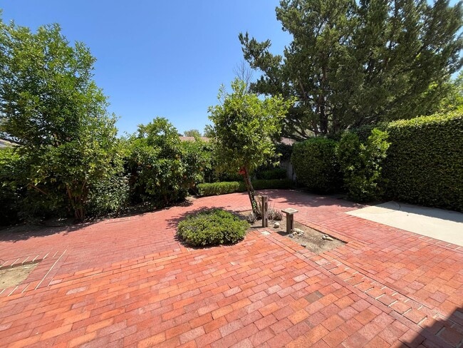 Building Photo - 3-Bedroom Single-Story Home in Valencia on...