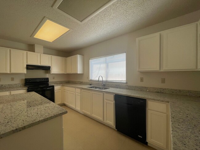 Foto del edificio - NICE 3 BDRM 2 BATH HOME * GREAT FLOOR PLAN...