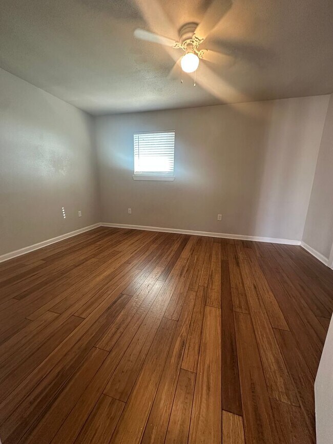 Building Photo - 901 Parmer Ave